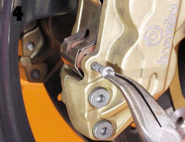 How to change brake disc pads on motorcycles in three easy steps