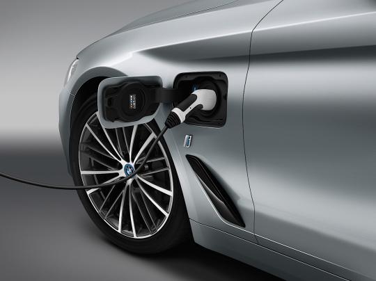 2017 BMW 5 Series (G30) 5 Reasons the 2017 BMW
G30 5 Series is Better Than the F10 5 Series
