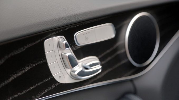 ​2017 Audi A4 vs 2017 Mercedes-Benz C300