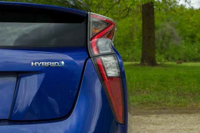2017 Toyota Prius vs Hyundai Ioniq Hybrid