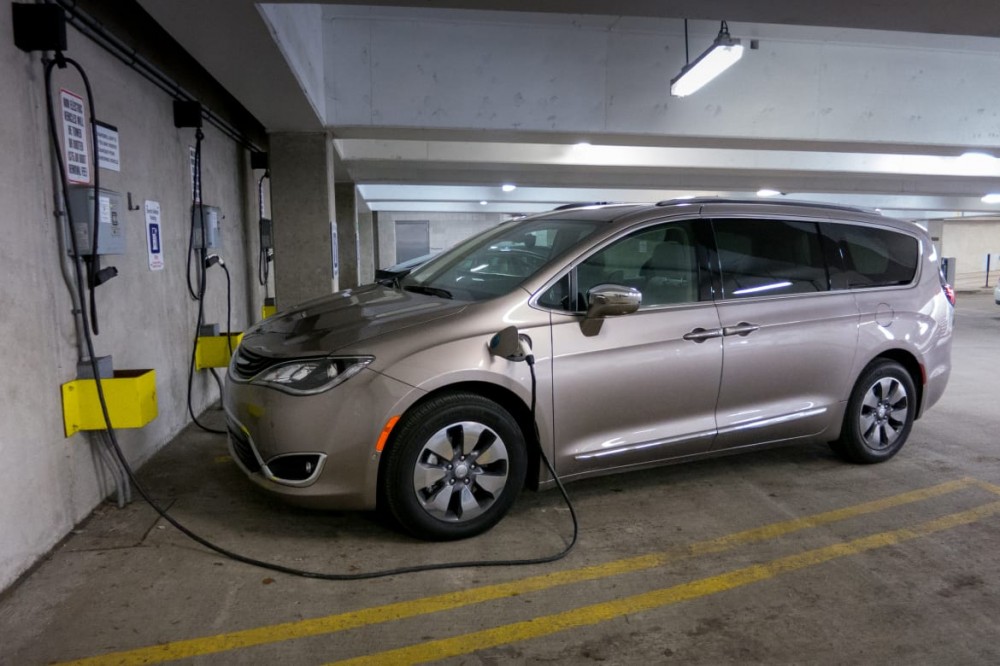 2017 Chrysler Pacifica Hybrid:  AutoAfterWorld