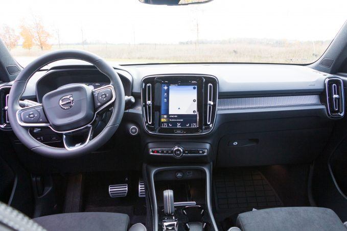 Lexus UX vs Volvo XC40 Comparison
