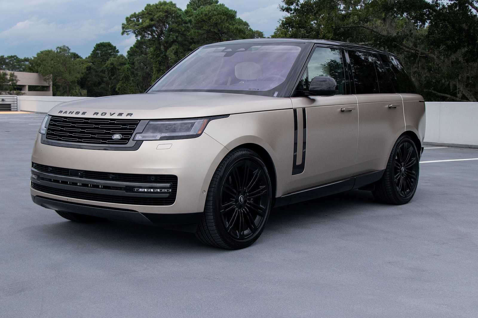 2023-2024 Land Rover Range Rover Front Angle View